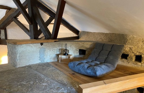 Voreppe Apartment | Studio in historic building, in the heart of old Voreppe.