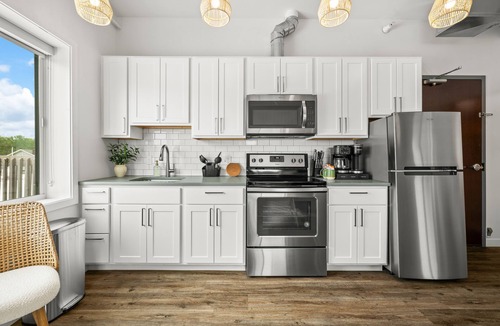 Bridgman Hotel | Studio King - Freshwater Inn - Bridgman, MI