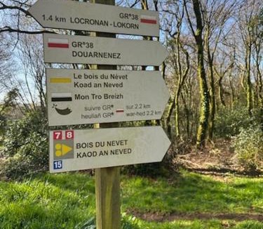 Locronan House | Studio neuf dans un espace boisé