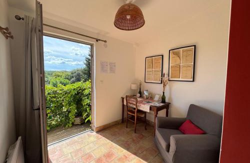 Rognes Apartment | Studio Ouest - Chambre avec vue vignoble - Domaine viticole Château Barbebelle Rognes - Proche d'Aix-en-Provence