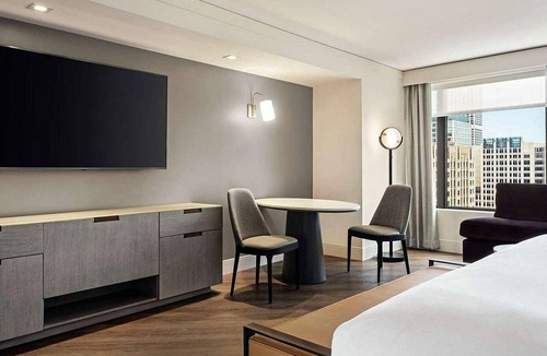 Streeterville Resort | Studio Plus at Hilton Grand Vacations Club Chicago Magnificent Mile Downtown