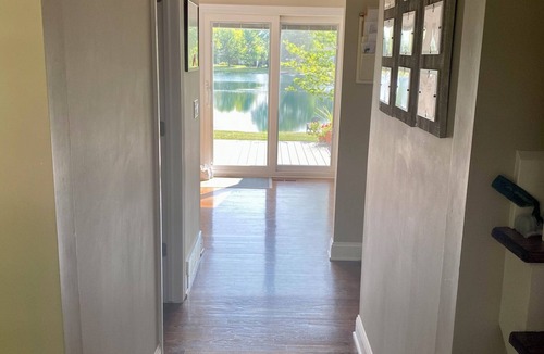 Ann Arbor House | Stunning 4BR family home with LAKE – Walk to the Big House!