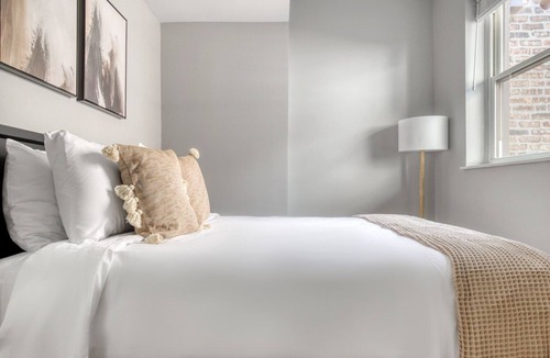 Lakeview Apartment | Stunning Lakeview 3BR w/ W/D & BBQ, nr Belmont L, by Blueground