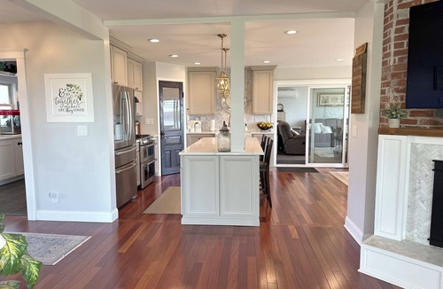Fort Madison House | Stunning River Views + Rooftop Deck- Luxury Home for Families & Groups