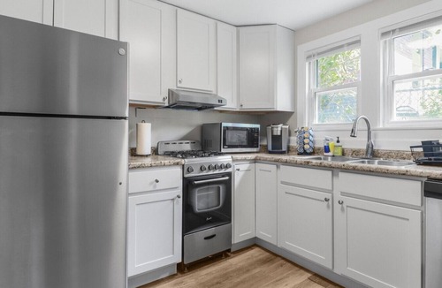 Highwood Apartment | Stylish 1 Bedroom Apartment 2 stops to Naval Base!