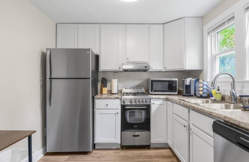 Highwood Apartment | Stylish 1 Bedroom Apartment 2 stops to Naval Base!