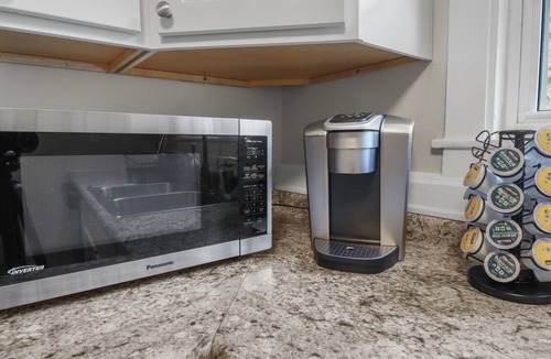 Highwood Apartment | Stylish 1 Bedroom Apartment 2 stops to Naval Base!