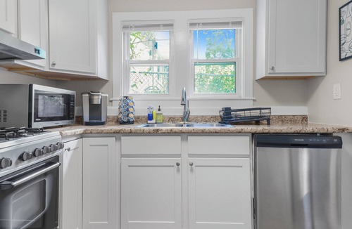 Highwood Apartment | Stylish 1 Bedroom Apartment in Downtown Highood, Walk to Train station!