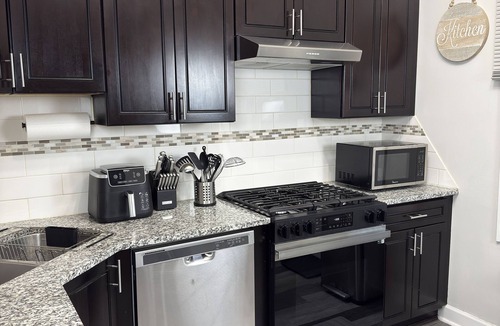 Hermosa Apartment | Stylish 2 Bedroom Aparment with Games and Free Parking