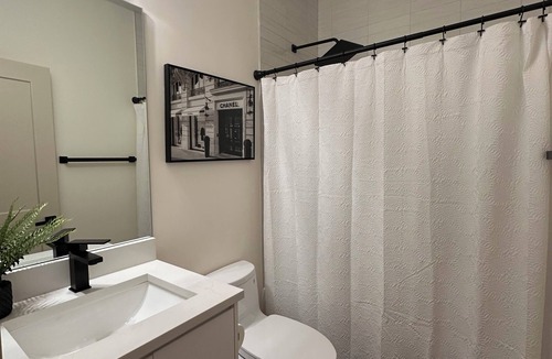 Woodlawn Apartment | Stylish 2-bedroom Retreat Near UChicago & Close to Downtown