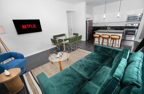 Westown Apartment | Stylish 2BR Escape - 10 minutes walk to RiverWalk