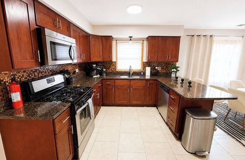 Dunning Apartment | Stylish 3BR Apt | Gym and Workspace | Near O’Hare