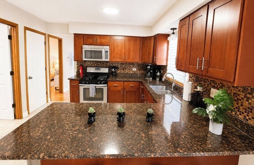 Dunning Apartment | Stylish 3BR Apt | Gym and Workspace | Near O’Hare