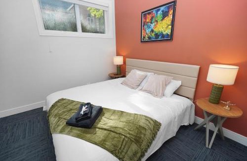 University Village / Little Italy Apartment | Stylish 5BR West Loop Retreat with Optional Parking