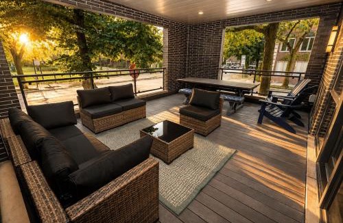 University Village / Little Italy Apartment | Stylish 5BR West Loop Retreat with Optional Parking