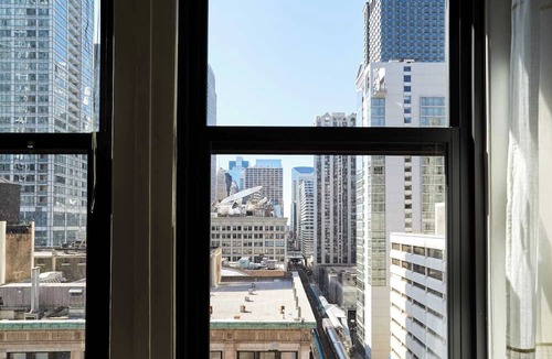 Downtown Chicago Apartment | Stylish Corner 2 Bedroom in the Heart of Chicago | Roof Deck