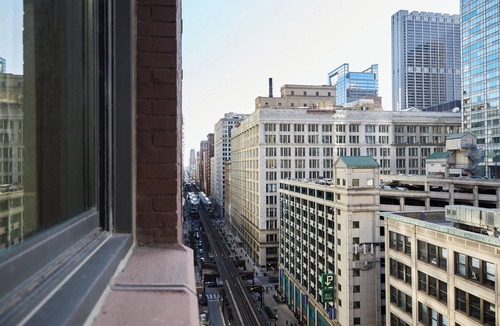 Downtown Chicago Apartment | Stylish Corner 2 Bedroom in the Heart of Chicago | Roof Deck