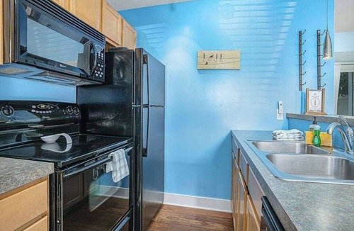 Douglas Condo | Stylish Dog-Friendly Condo W/Free Wifi, Patio, Outdoor Pool
