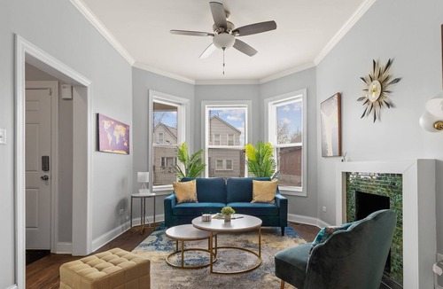 Woodlawn Apartment | Stylish | Modern Design | Windy City Retreat