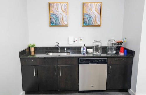 Westown Hotel | Stylish Westown 2BR Retreat 10 min to Fiserv Forum