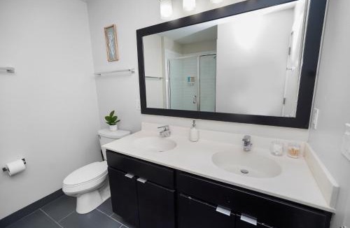 Westown Apartment | Stylish Westown 2BR Retreat 10 min to Fiserv Forum