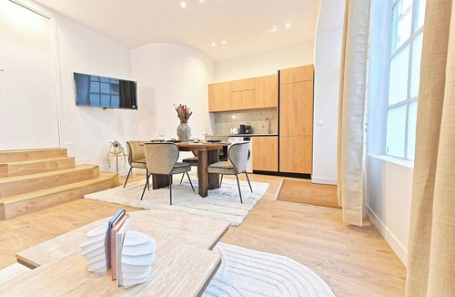 Quartier de Rochechouart Apartment | Sublime air-conditioned flat Galeries Lafayette