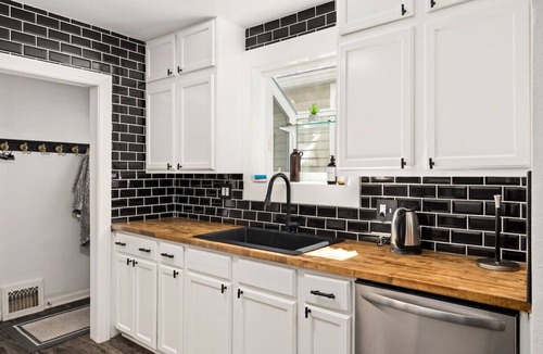 Pekin House | Suburban Sanctuary: 3BD Perfect for Long Stays