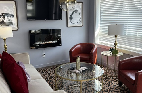Williams Bay Apartment | Suite 2 Pillow Talk Suite The American Hotel Dwntn Williams Bay. Steps to Beach.
