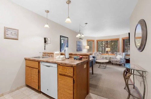 Egg Harbor Condo | SUMMER SPECIAL! DOOR COUNTY GETAWAY @ LANDMARK RESORT - Cozy 1 BR. WOODVIEW