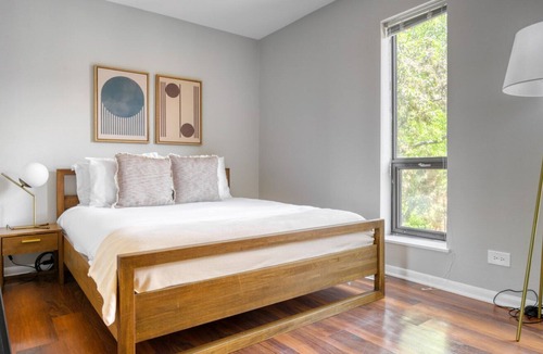 Oak Park Apartment | Sunlit Oak Park 2BR w/ Lounge & Rooftop, 3 blocks to L, by Blueground