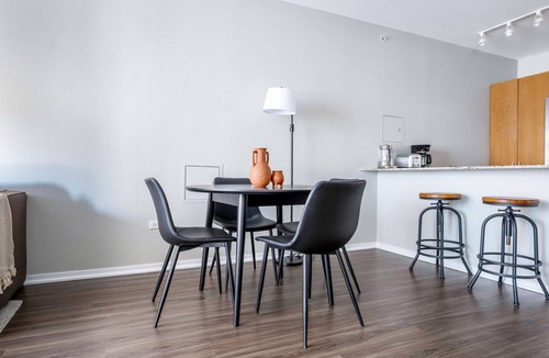 Streeterville Apartment | Sunlit Streeterville 1BR w/Pool & Gym, nr Riverwalk, by Blueground