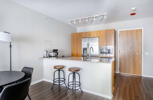 Streeterville Apartment | Sunlit Streeterville 1BR w/Pool & Gym, nr Riverwalk, by Blueground