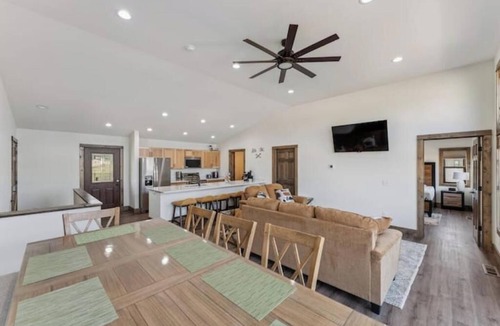 New Lisbon House | Sunset Lakefront with Kayaks & Firepit Fun