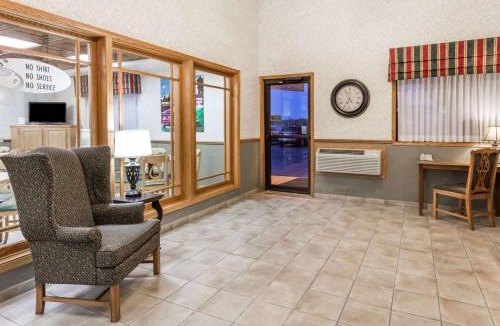Ottawa Hotel | Super 8 by Wyndham Ottawa Starved Rock