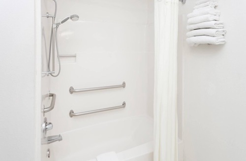 Washington Hotel | Super 8 by Wyndham Washington/Peoria Area