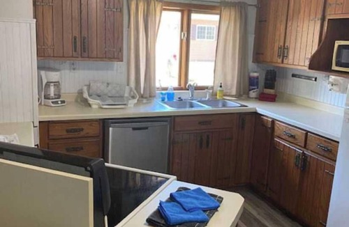 Munising House | Superior Pontoon Place overlooking Munising Bay