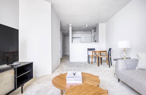 Streeterville Apartment | Tasteful Streeterville 1BR w/Gym, Pool, near Navy Pier, by Blueground