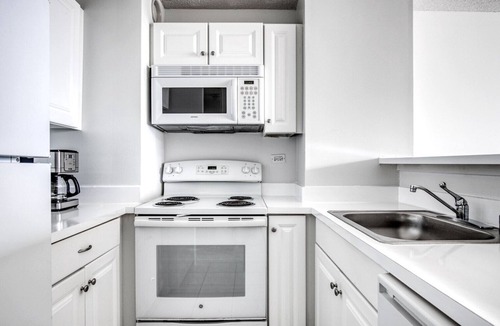 Streeterville Apartment | Tasteful Streeterville 1BR w/Gym, Pool, near Navy Pier, by Blueground