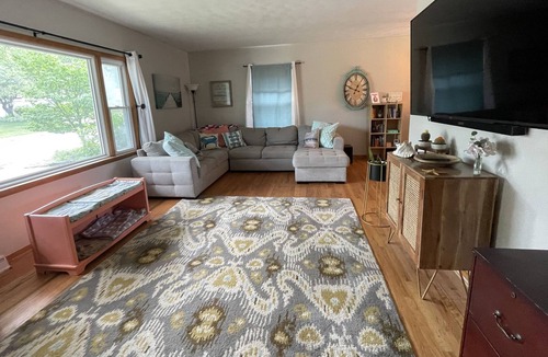 Davenport House | The Adventure Home AMAZING neighborhood center of the Quad Cities Dogs welcome!!