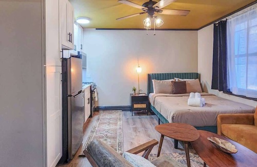 Mid-North District Apartment | The Amber Room - Walk to Lincoln Park Zoo/Gardens