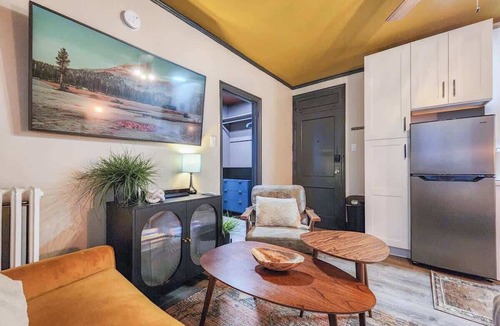 Mid-North District Apartment | The Amber Room - Walk to Lincoln Park Zoo/Gardens