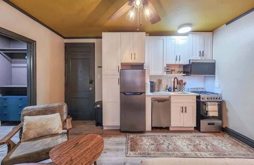 Mid-North District Apartment | The Amber Room - Walk to Lincoln Park Zoo/Gardens