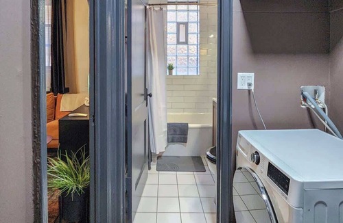 Mid-North District Apartment | The Amber Room - Walk to Lincoln Park Zoo/Gardens
