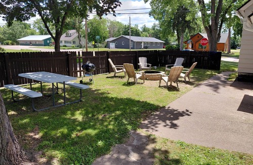 Waupaca House | The Birch House - Sleeps 8 - Downtown Waupaca