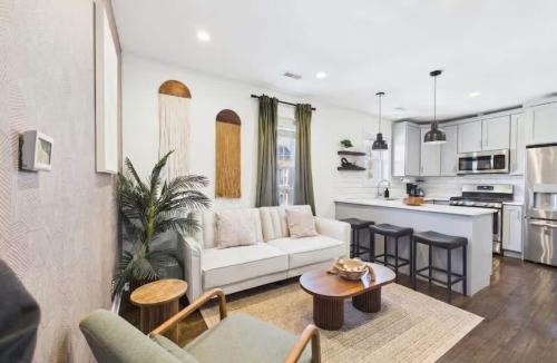 West Town Apartment | The Boho House Two Private Suites Parking
