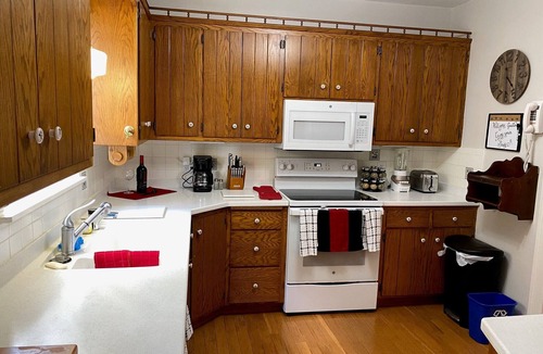 Racine House | The Gatsby! Pro Cleaned, Self Check In Sleeps 12