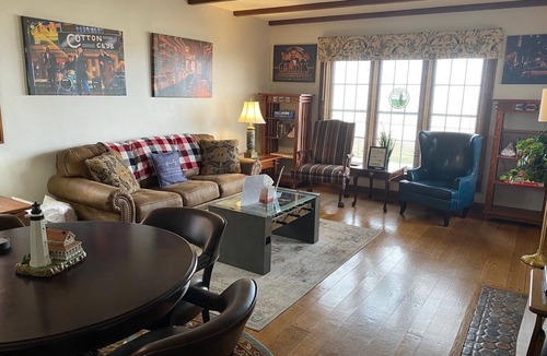 Racine House | The Gatsby! Pro Cleaned, Self Check In Sleeps 12
