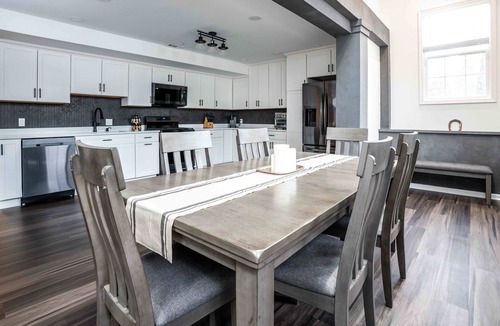 Lake Geneva House | The Greystone - Stay for 12!