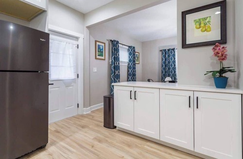 Joliet House | The Heron House, King Bed Suite, Spacious Remodeled House