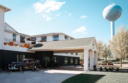 West Okoboji Hotel | The Inn Hotel Lake Okoboji, an Ascend Collection Hotel